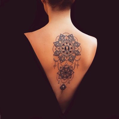  Tatouage mandala sur le dos avec un décoleté inversé